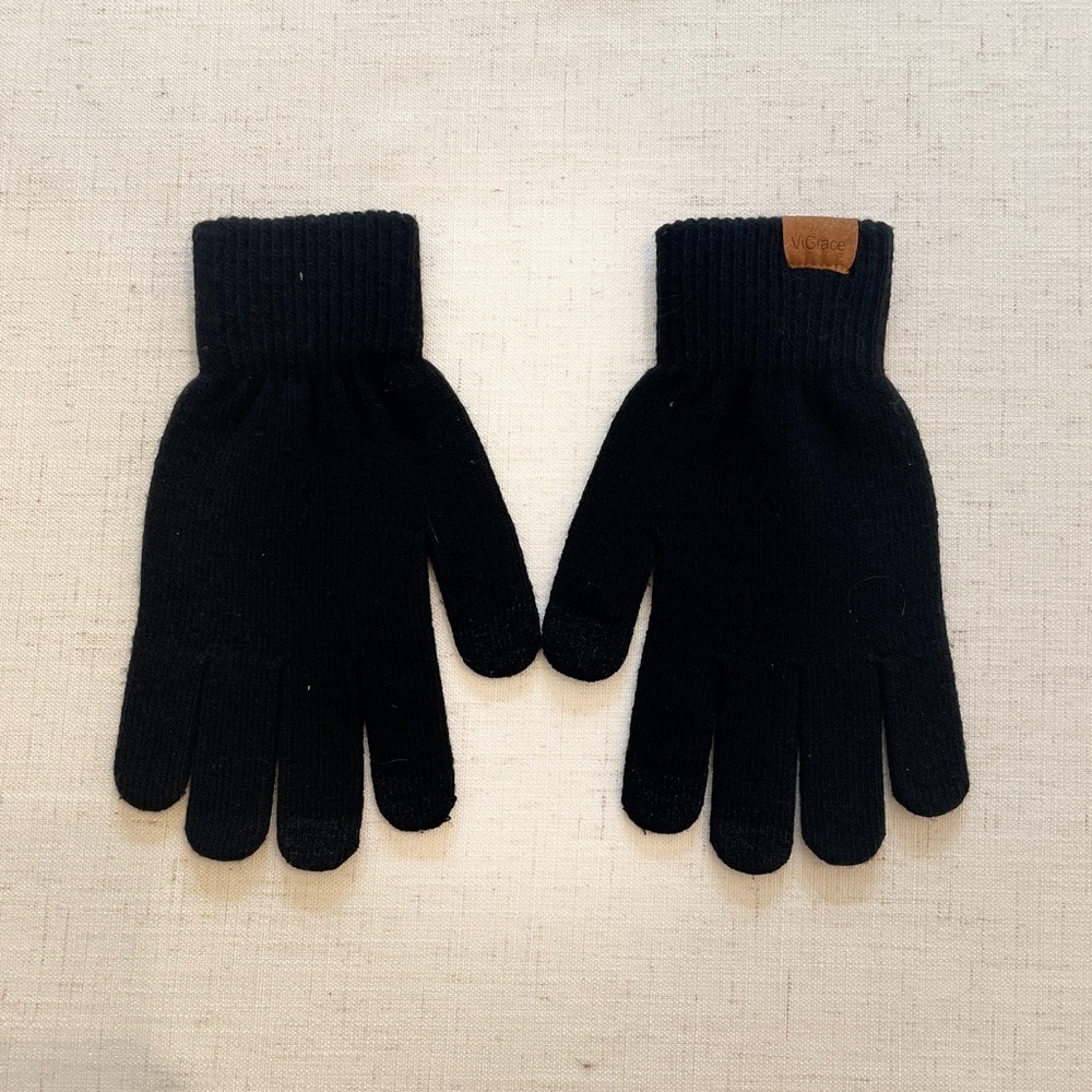 ➡️ Classic Black Knit Gloves